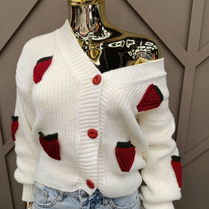 Słodki sweterek w truskawki