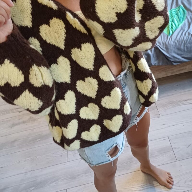 Mięciutki Sweterek w serduszka bez zapięcia