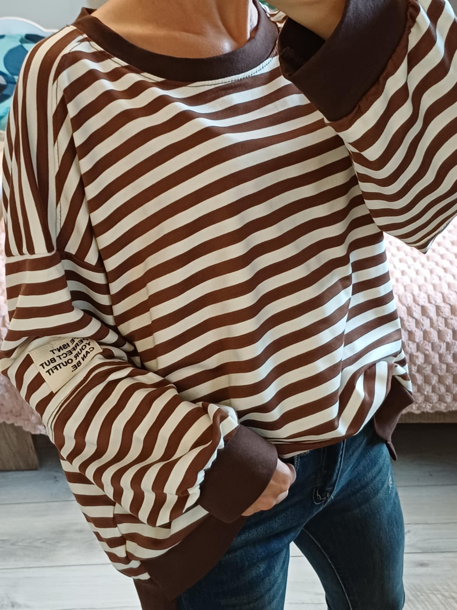 Bluzka oversize w paski z naszywką - Image 4