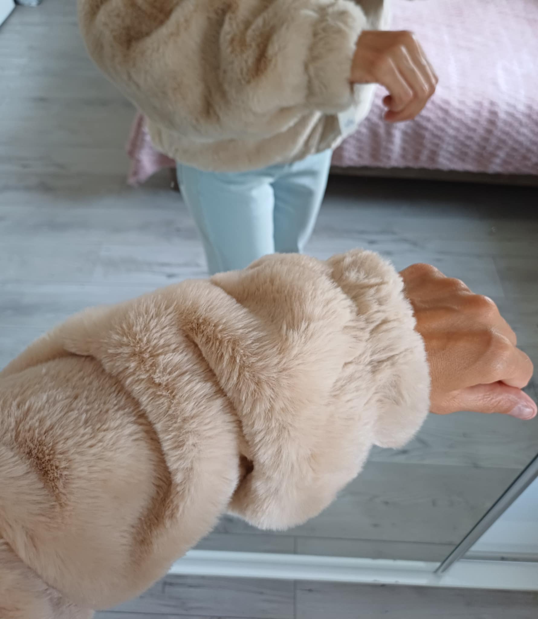 Futrzana krótka kurtka z kapturem - Image 5