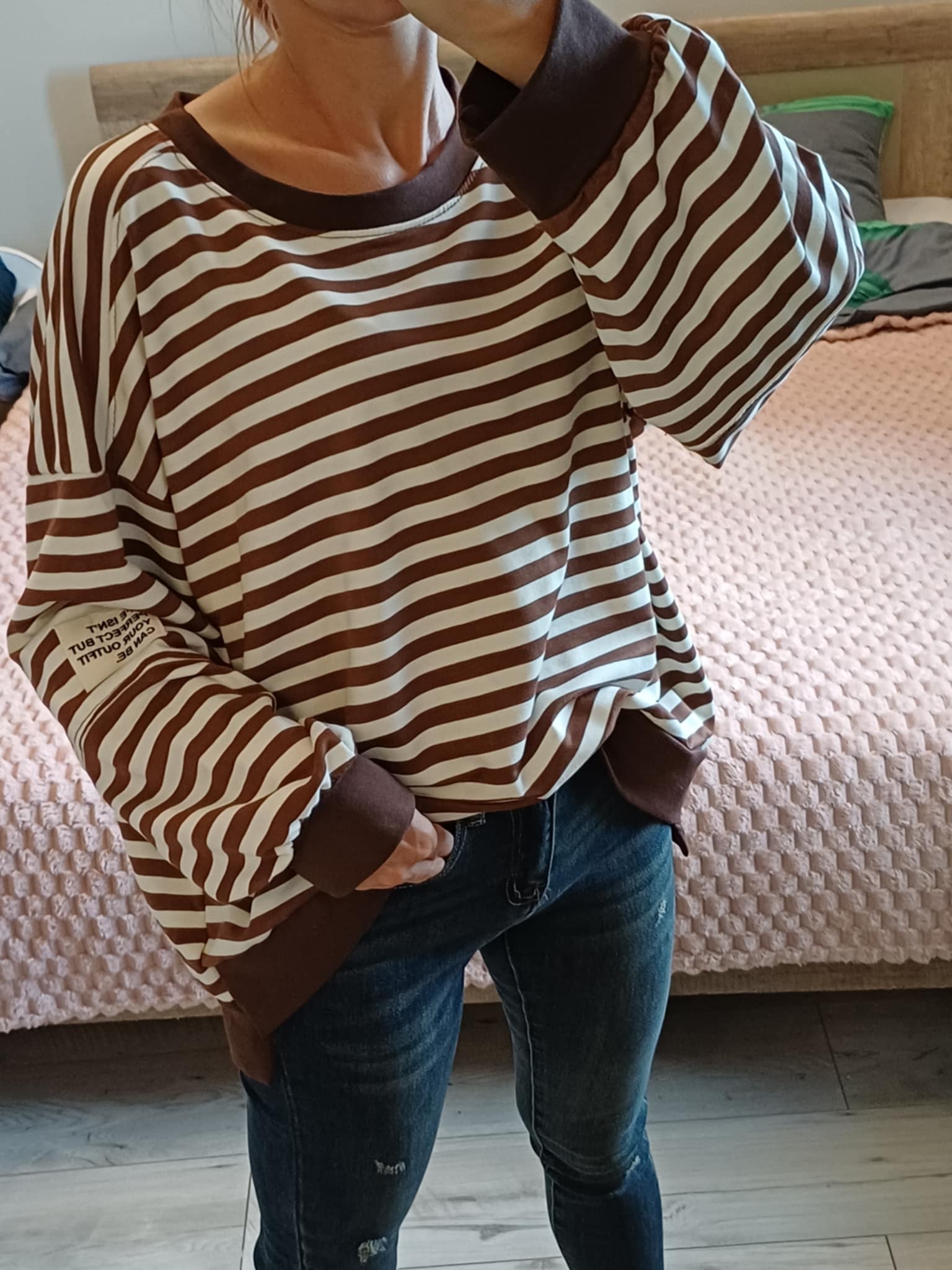 Bluzka oversize w paski z naszywką - Image 2