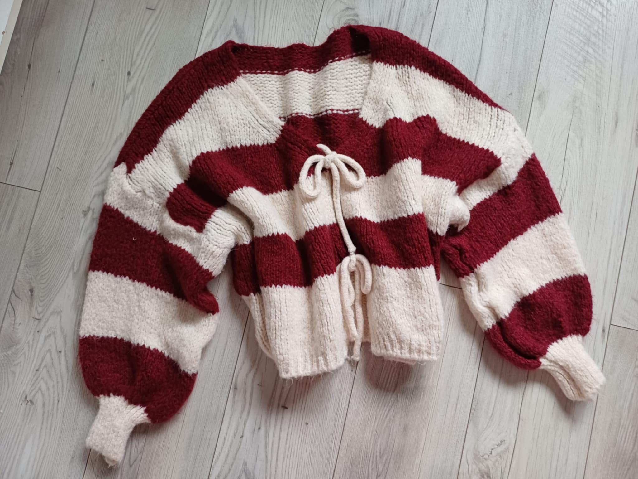 Akrylowy sweter w paski z wiązaniem_ - Image 3