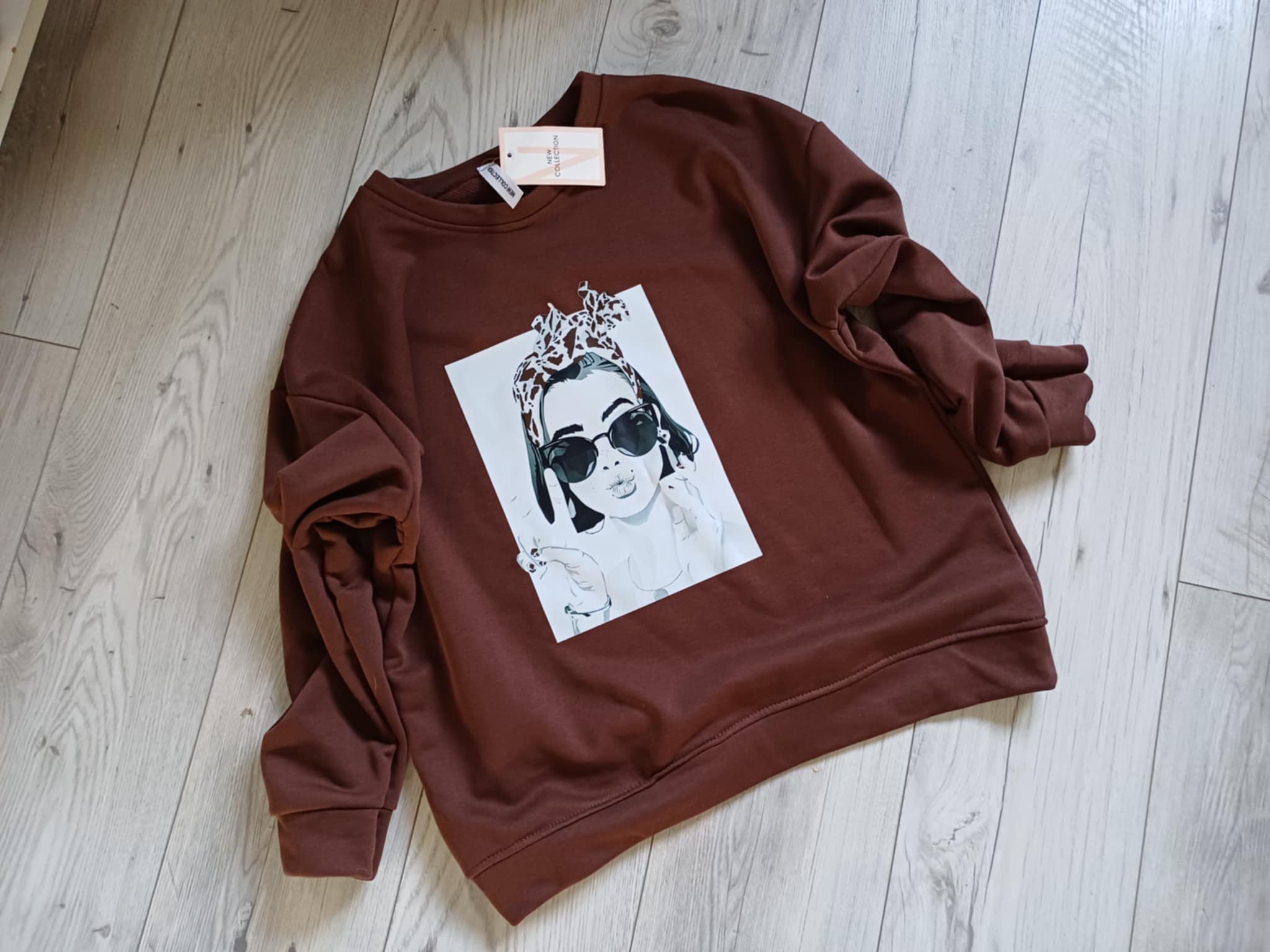 Bawełniana bluza kobieta w okularach - Image 2