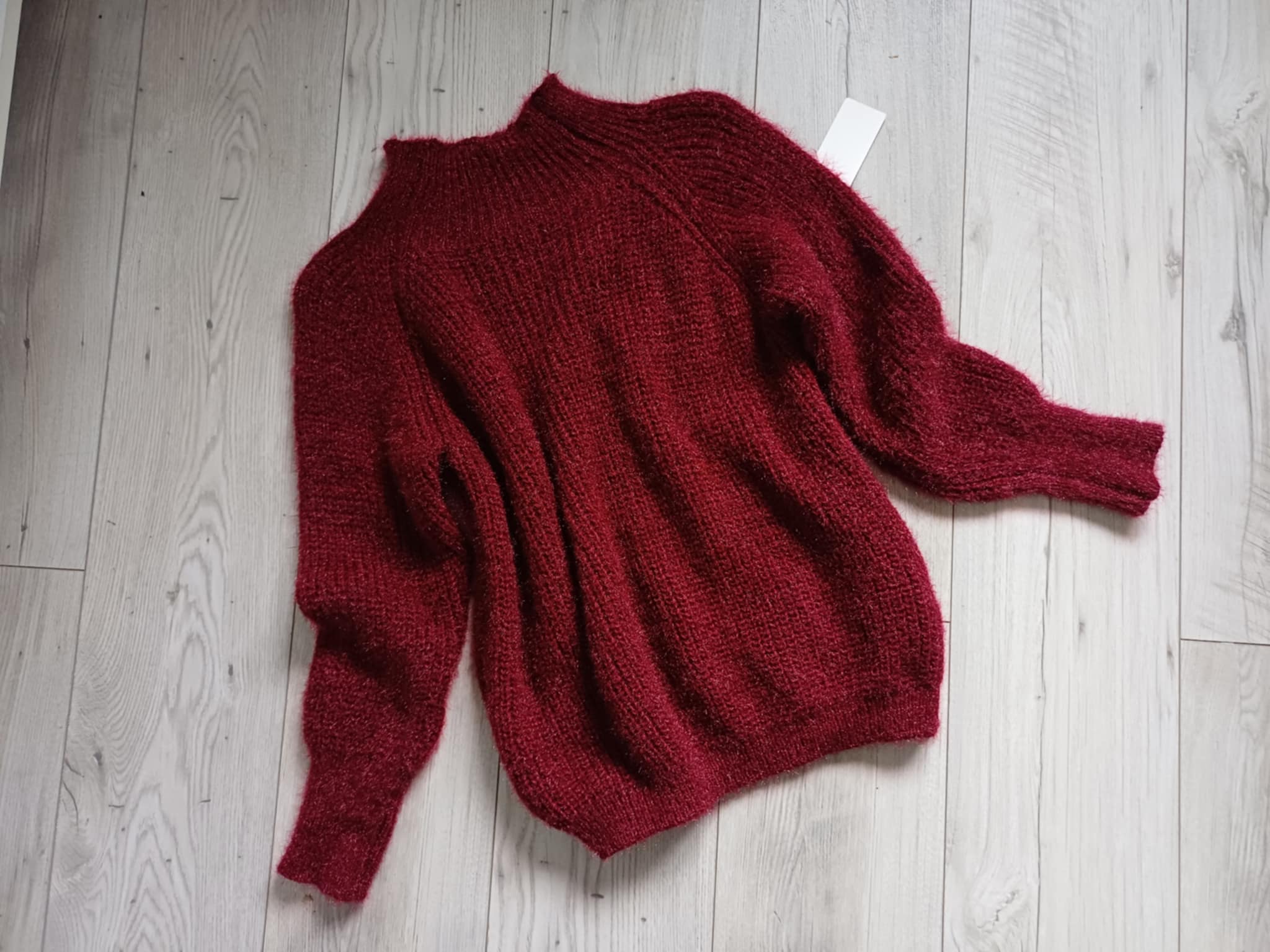 Milutkie ciepłe sweterki z błyszczącą nicią