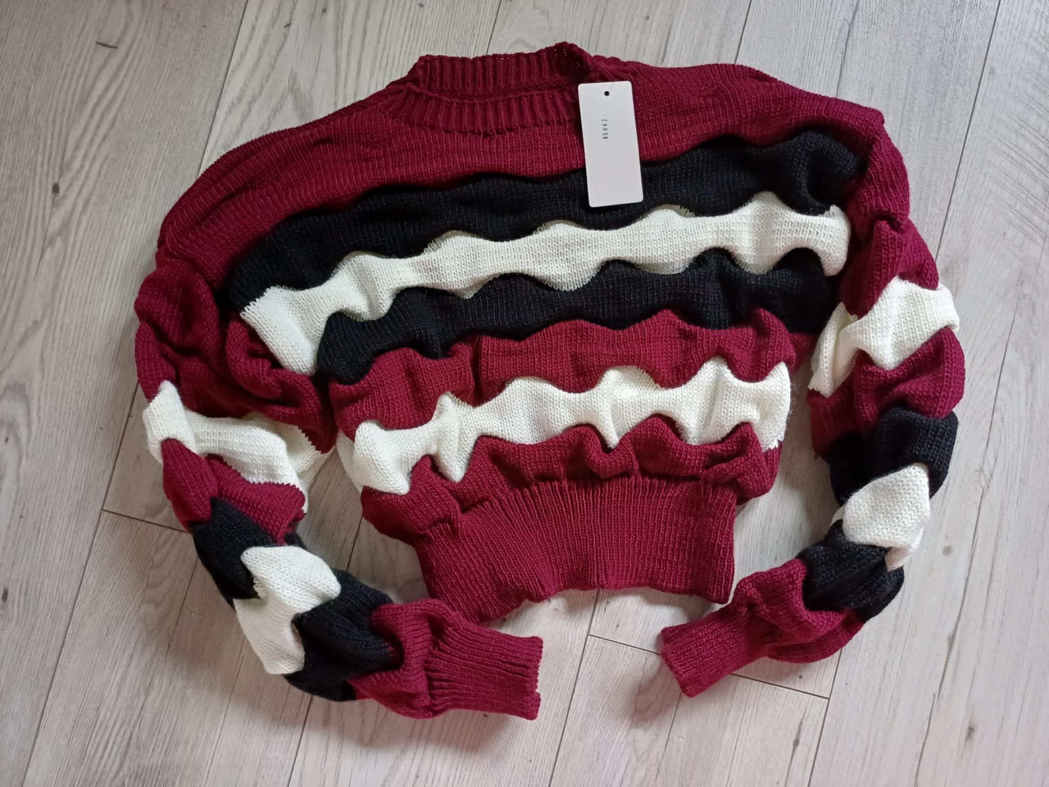 Marszczony akrylowy sweterek - Image 4