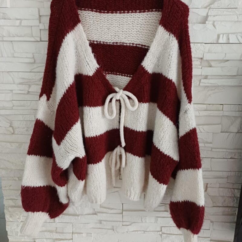 Akrylowy sweter w paski z wiązaniem_