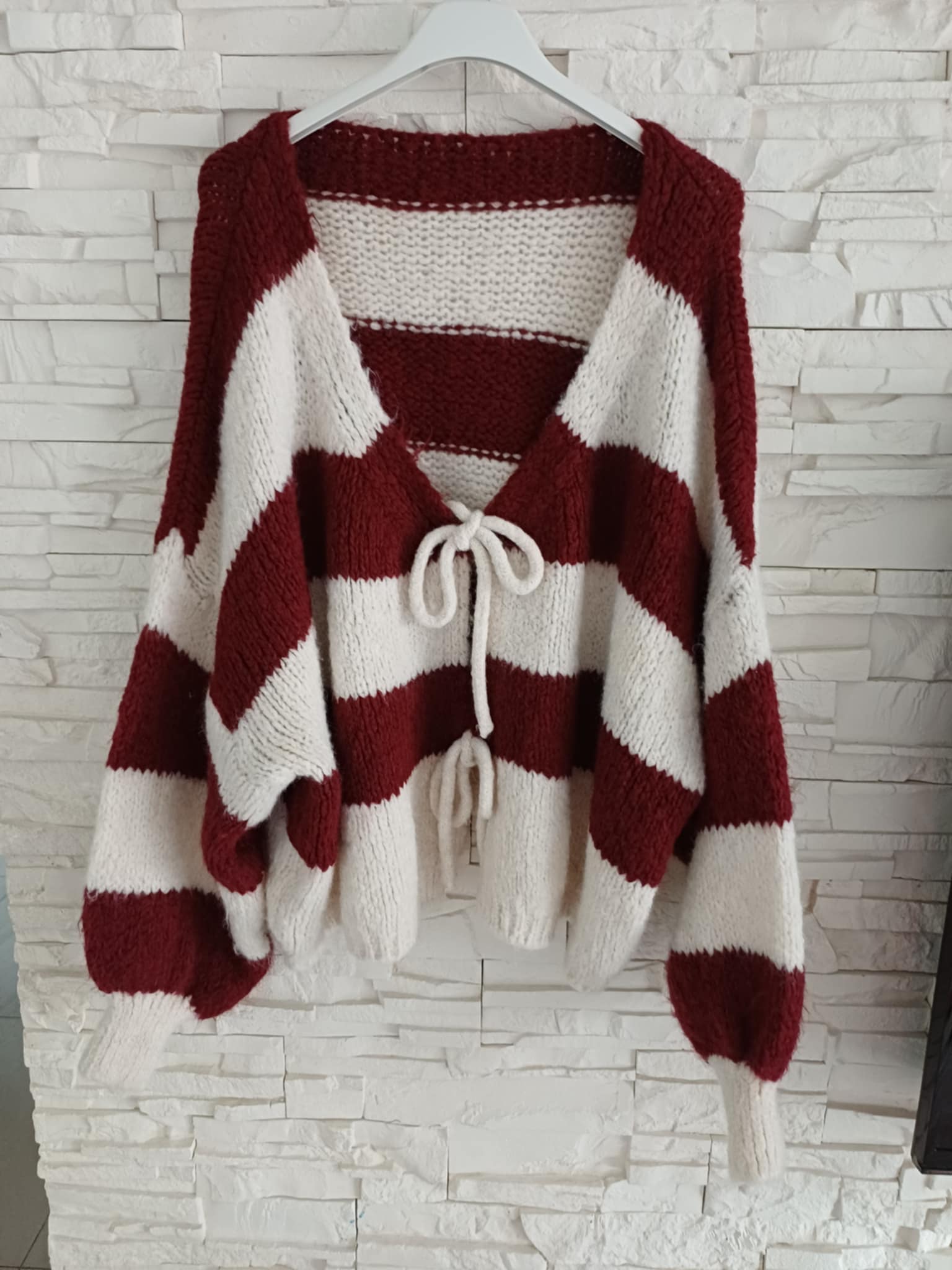 Akrylowy sweter w paski z wiązaniem_