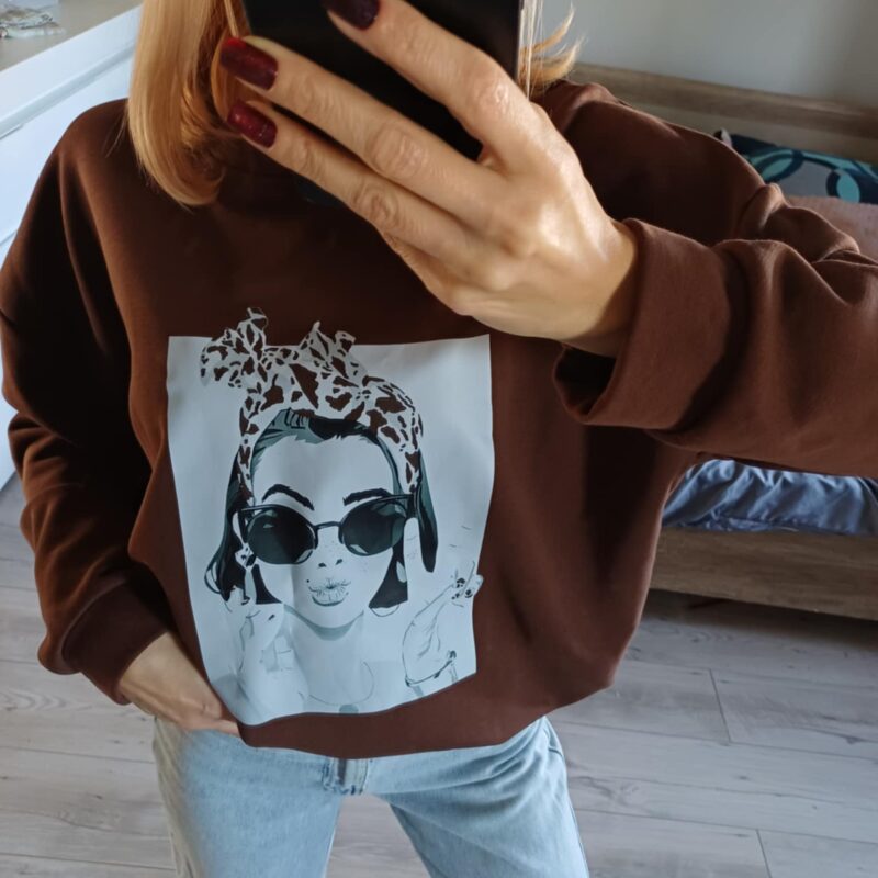 Bawełniana bluza kobieta w okularach