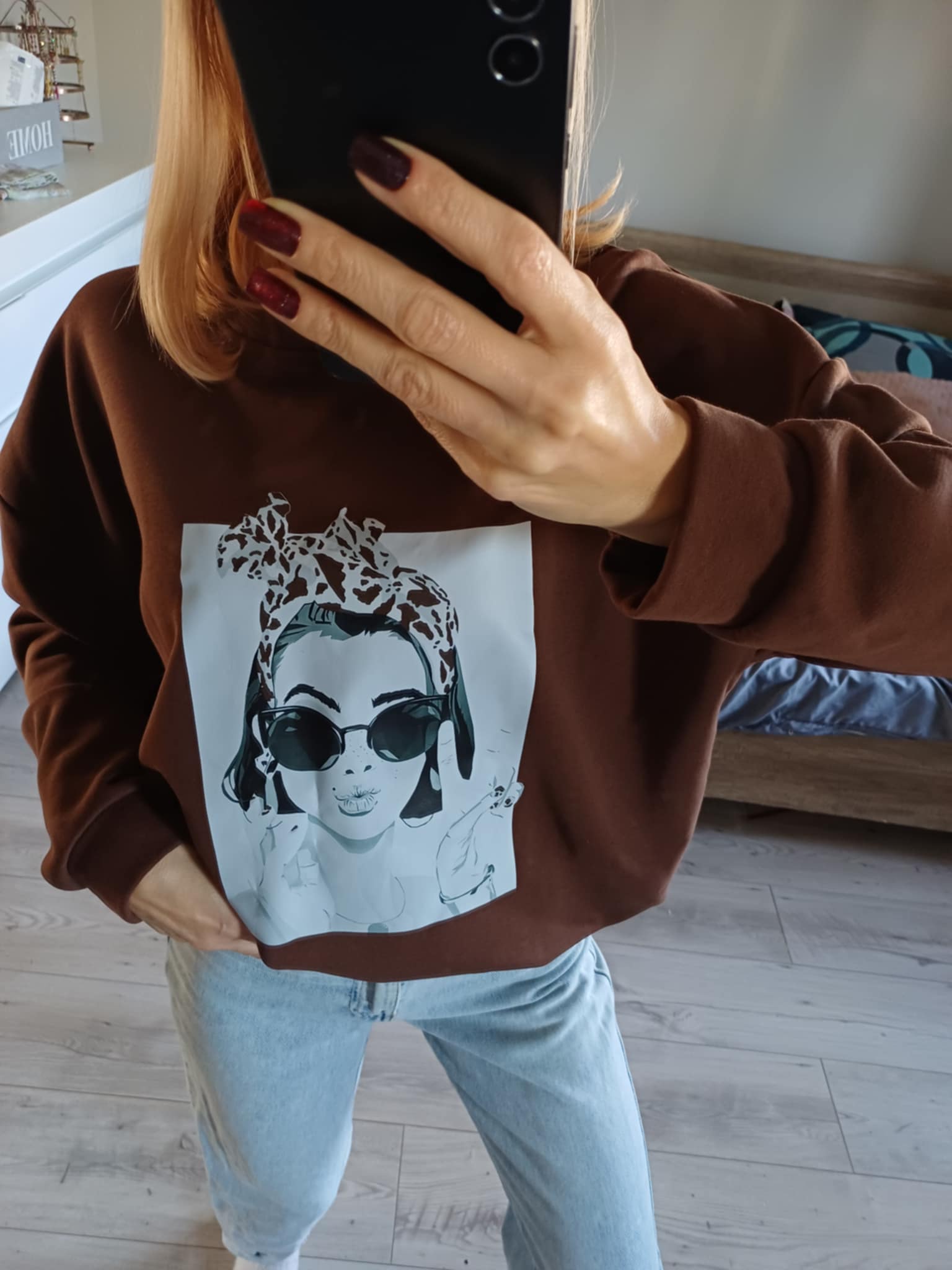 Bawełniana bluza kobieta w okularach