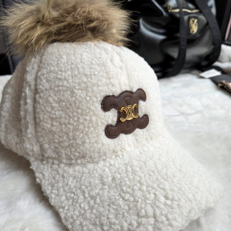 Stylowa czapka z daszkiem Teddy_baranek_Odpinany pompon