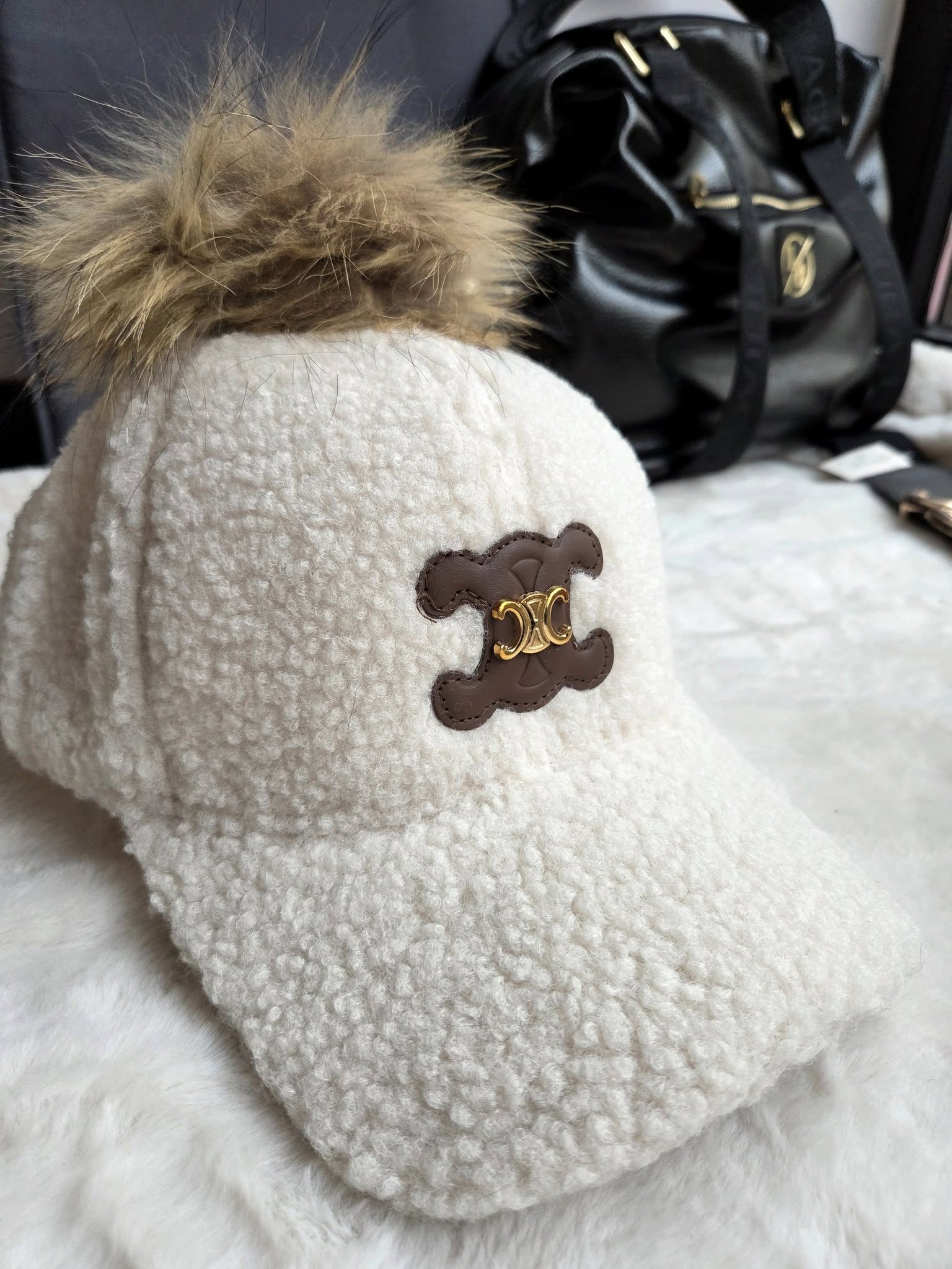 Stylowa czapka z daszkiem Teddy_baranek_Odpinany pompon