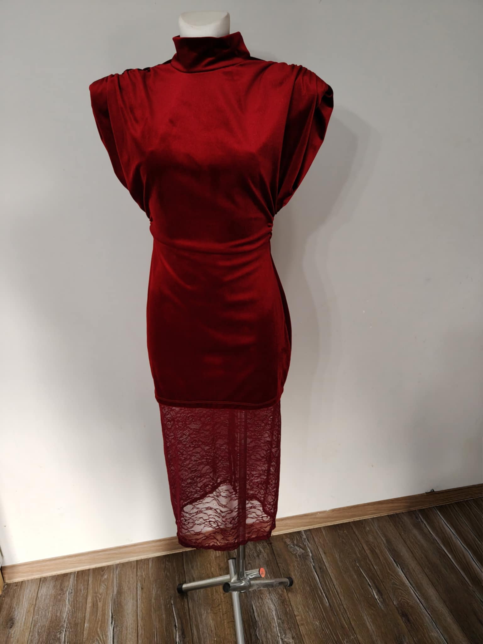 Welurowa sukienka z koronką - Image 6