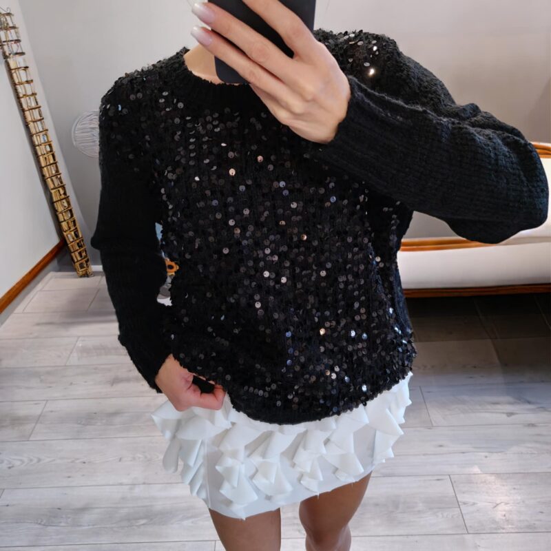 Czarny sweterek z błyszczącymi cekinkami