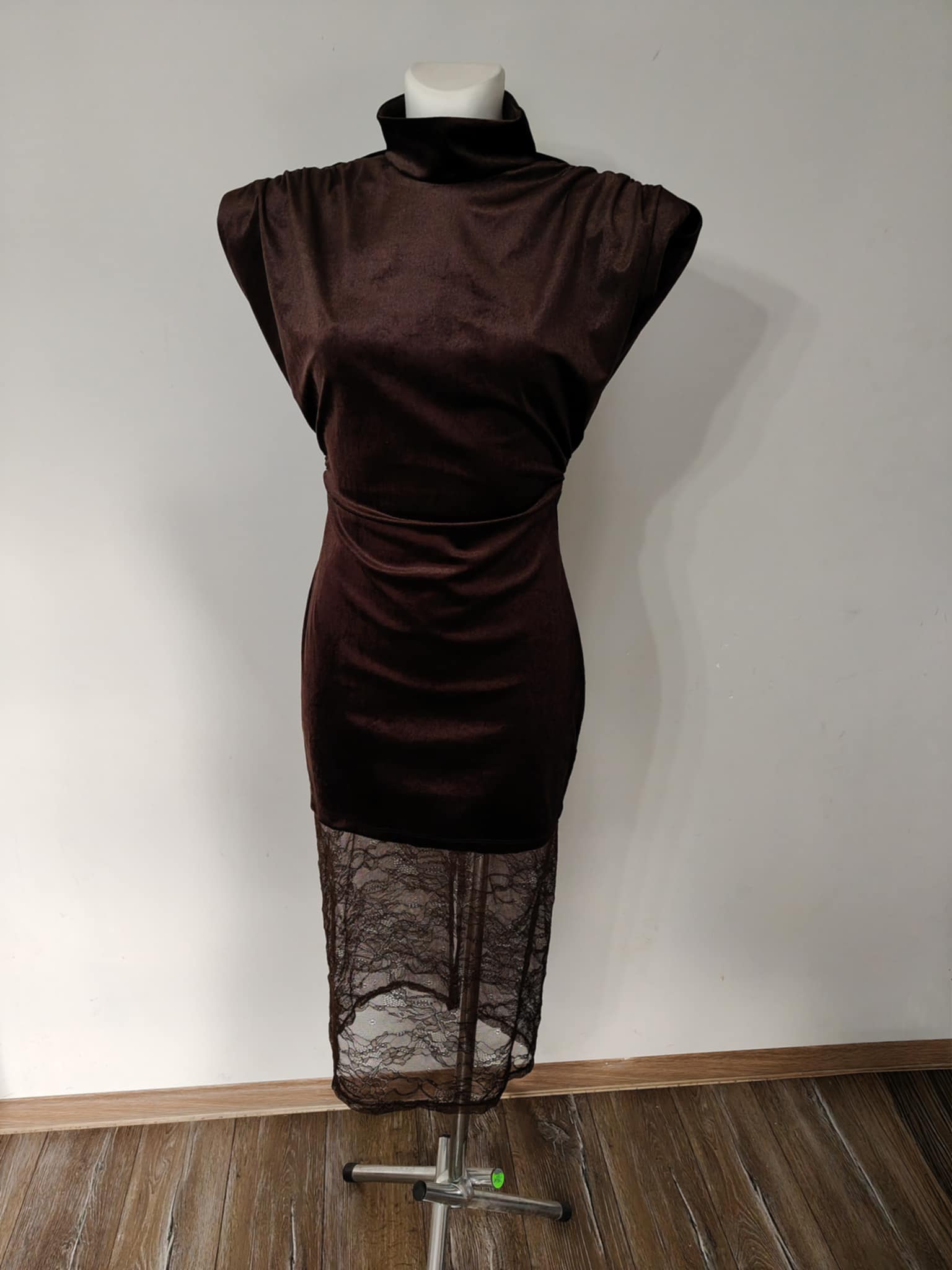 Welurowa sukienka z koronką - Image 7