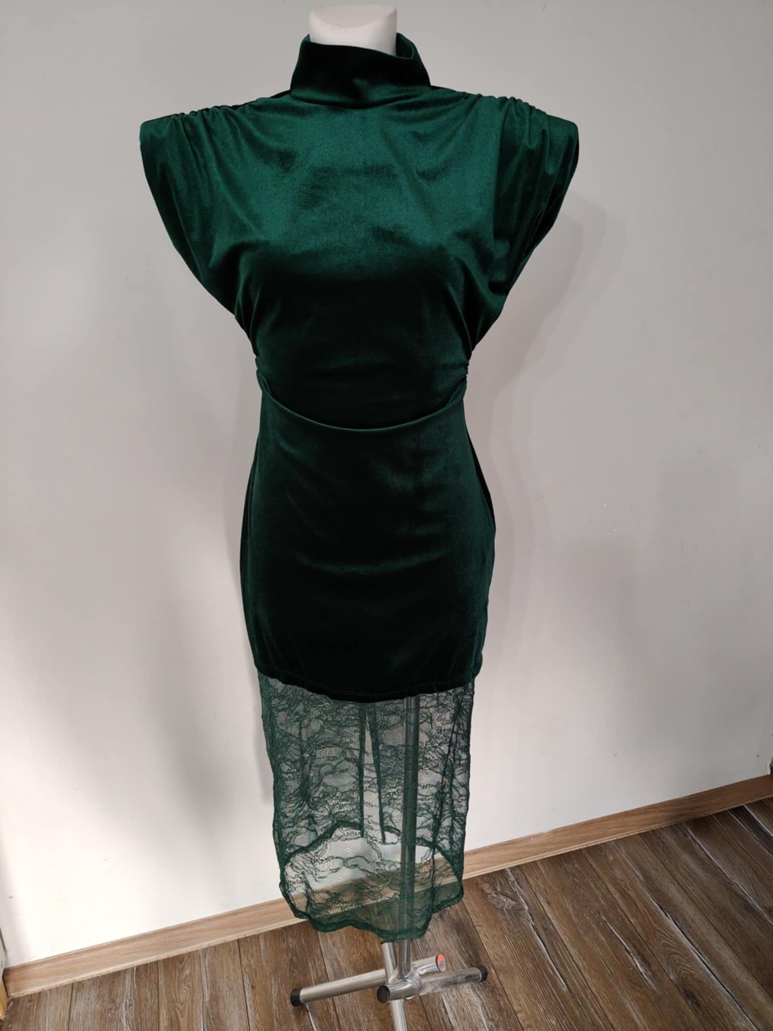 Welurowa sukienka z koronką - Image 8