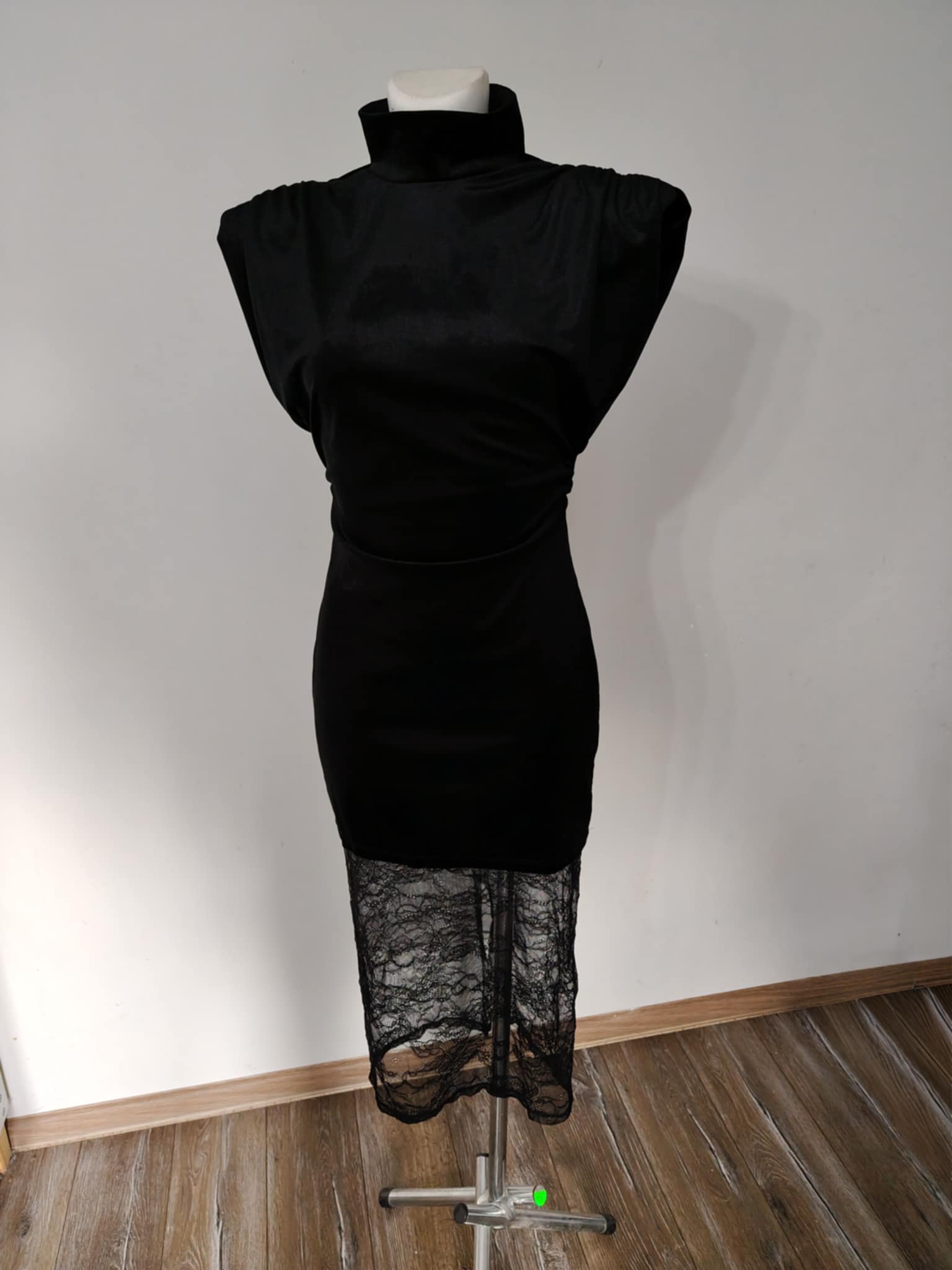 Welurowa sukienka z koronką - Image 9