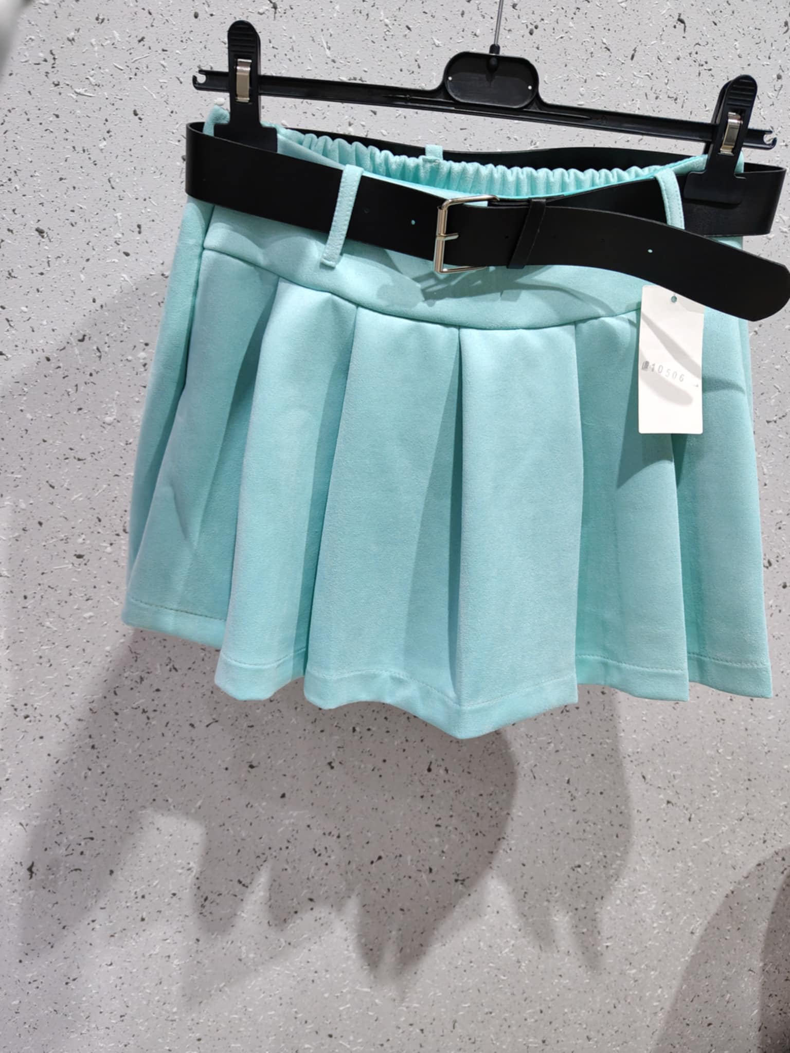 Plisowane spódnico-spodenki z paskiem z zamszu - Image 2