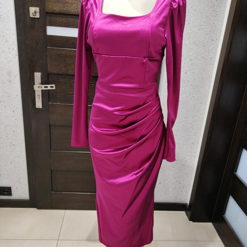 Elegancka satynowa sukienka z marszczeniem