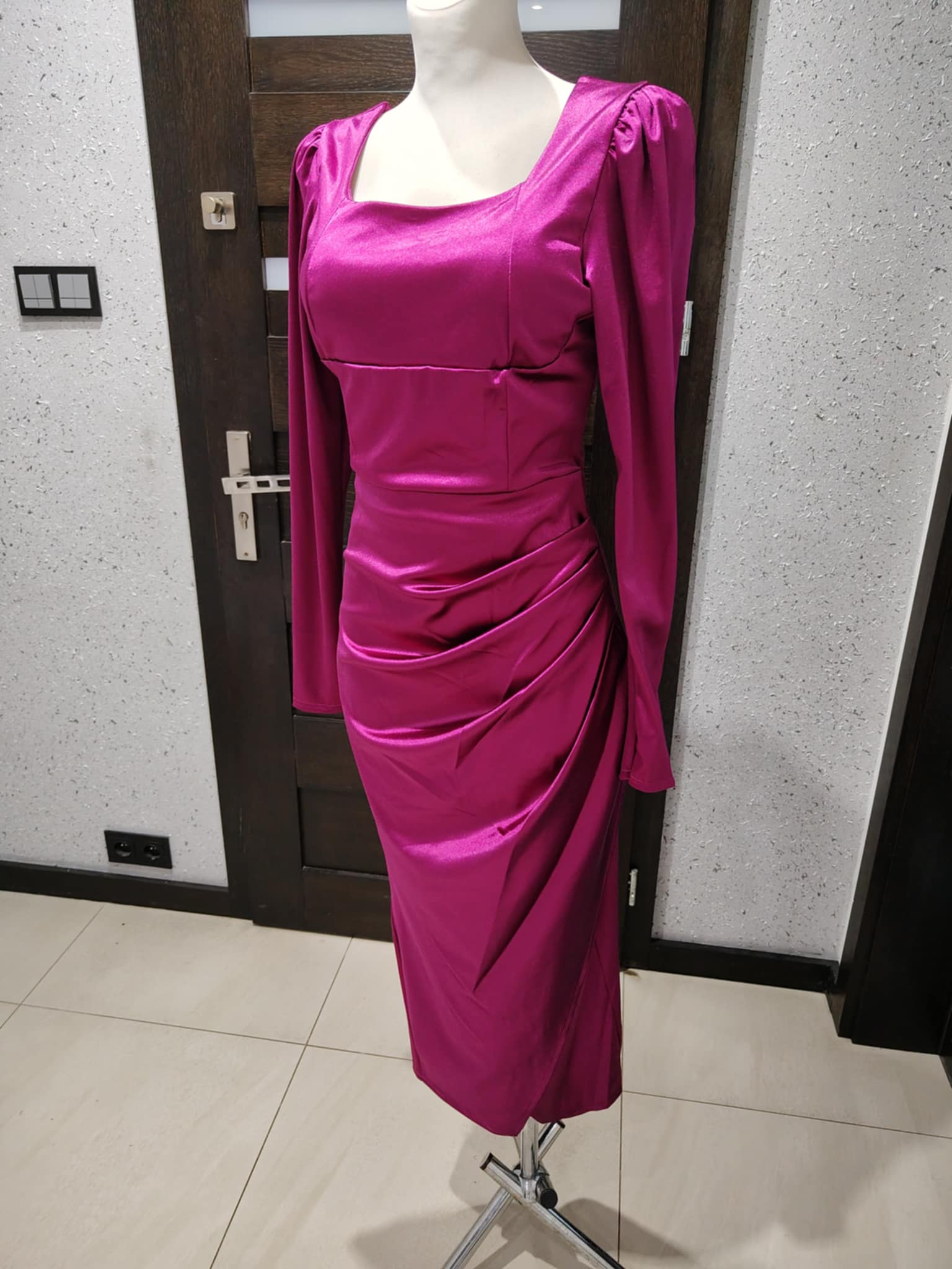 Elegancka satynowa sukienka z marszczeniem - Image 2