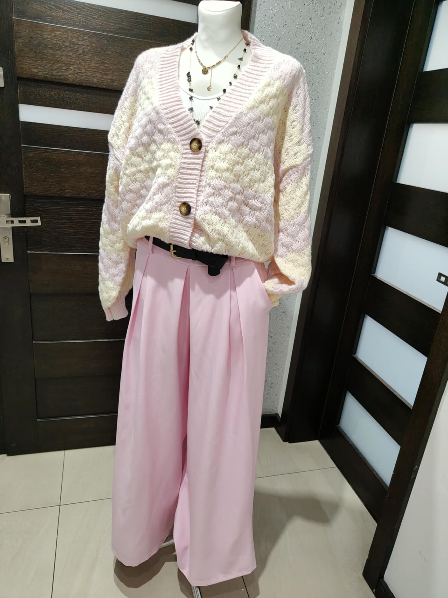 Mięsisty ażurowy sweter na guziki - Image 8