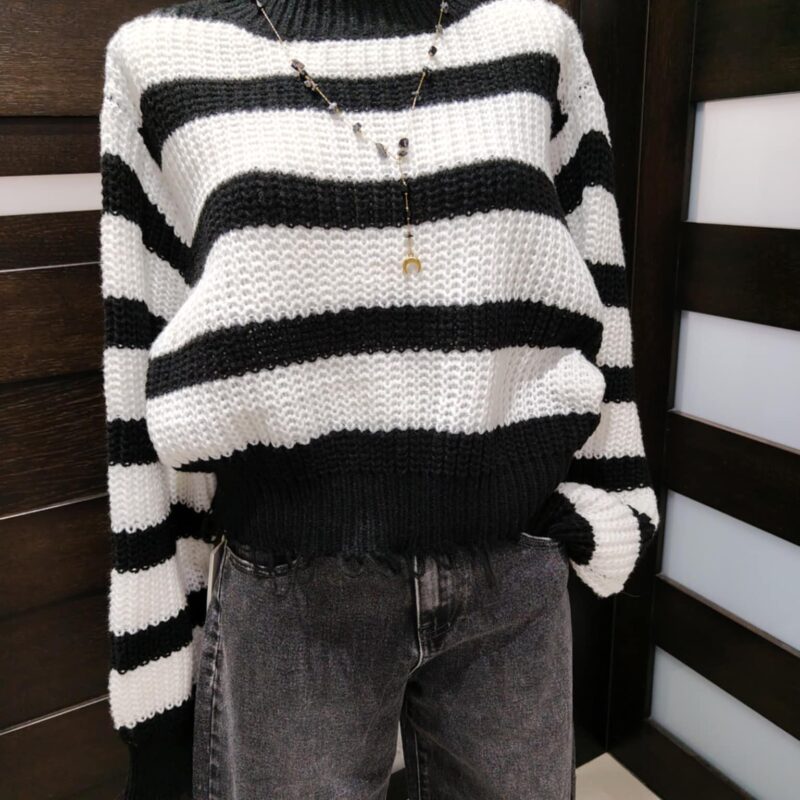 Ciepły sweterek w paski z postrzępionym dołem i rękawem