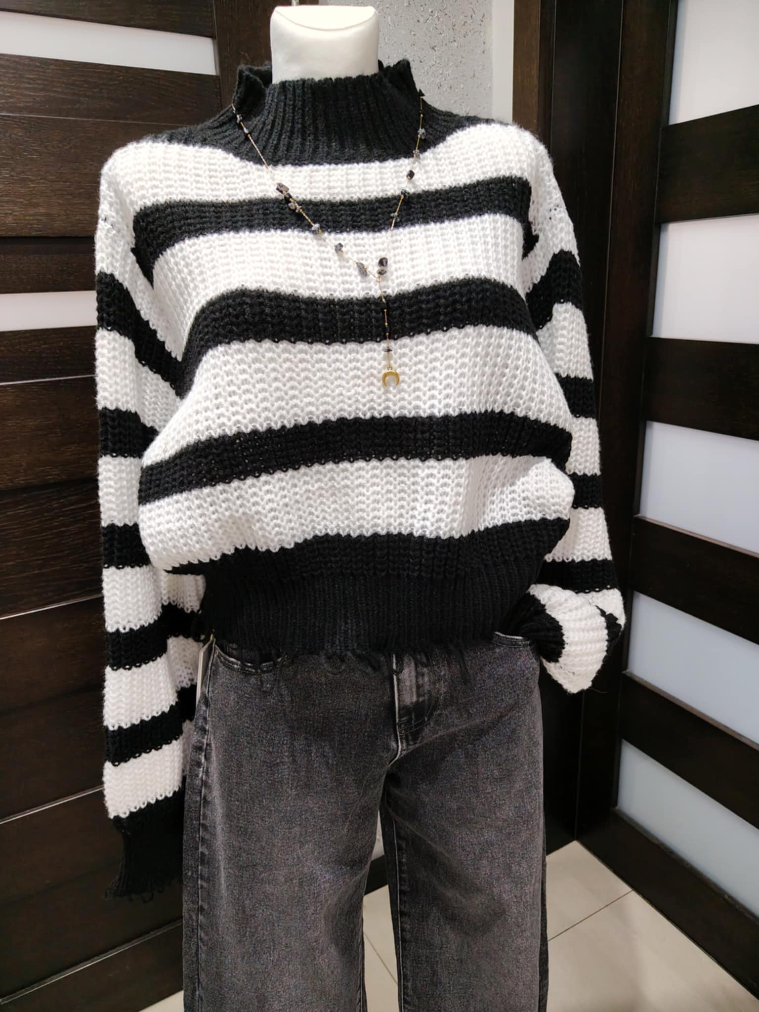 Ciepły sweterek w paski z postrzępionym dołem i rękawem - Image 2