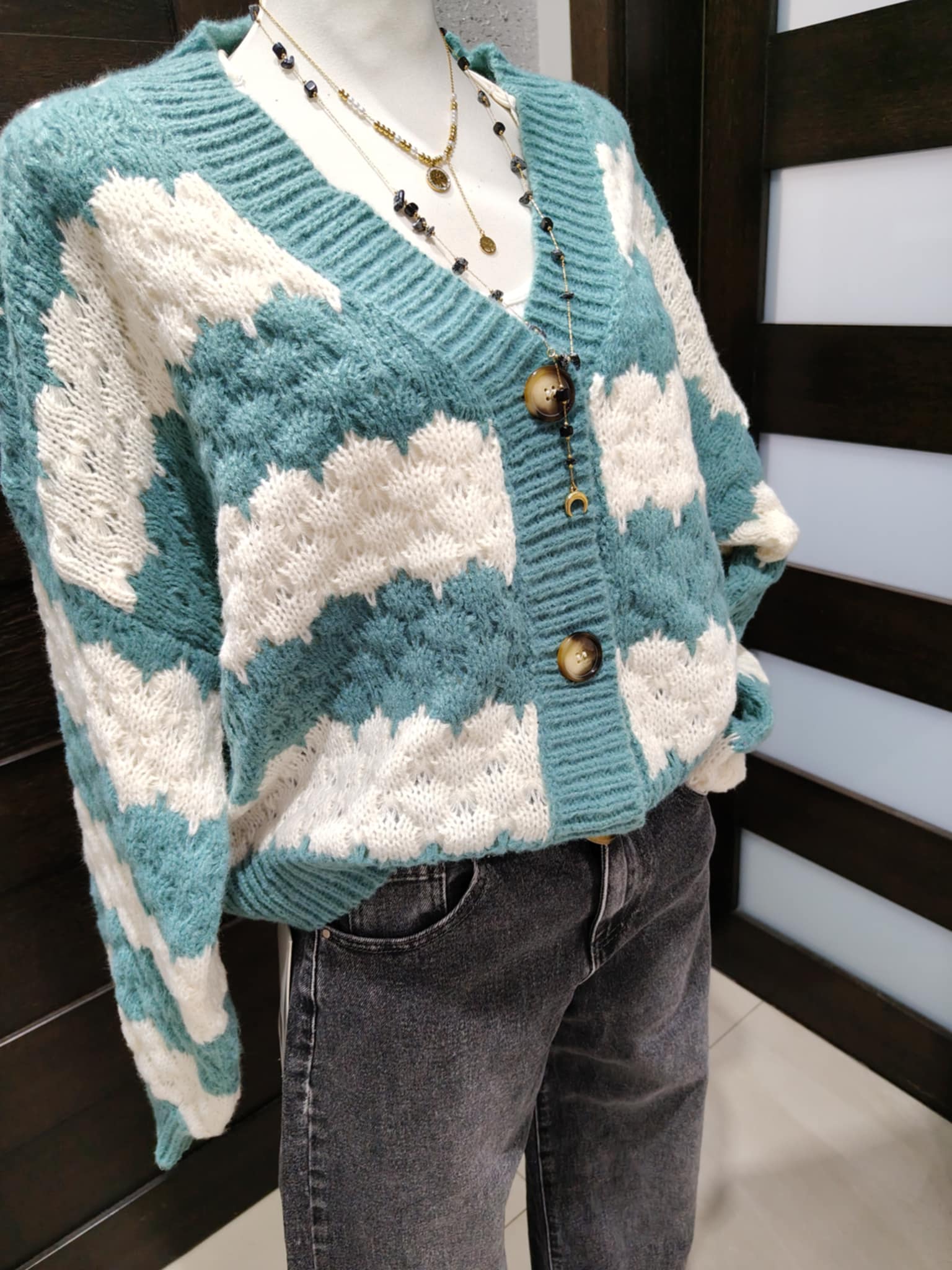 Mięsisty ażurowy sweter na guziki - Image 5