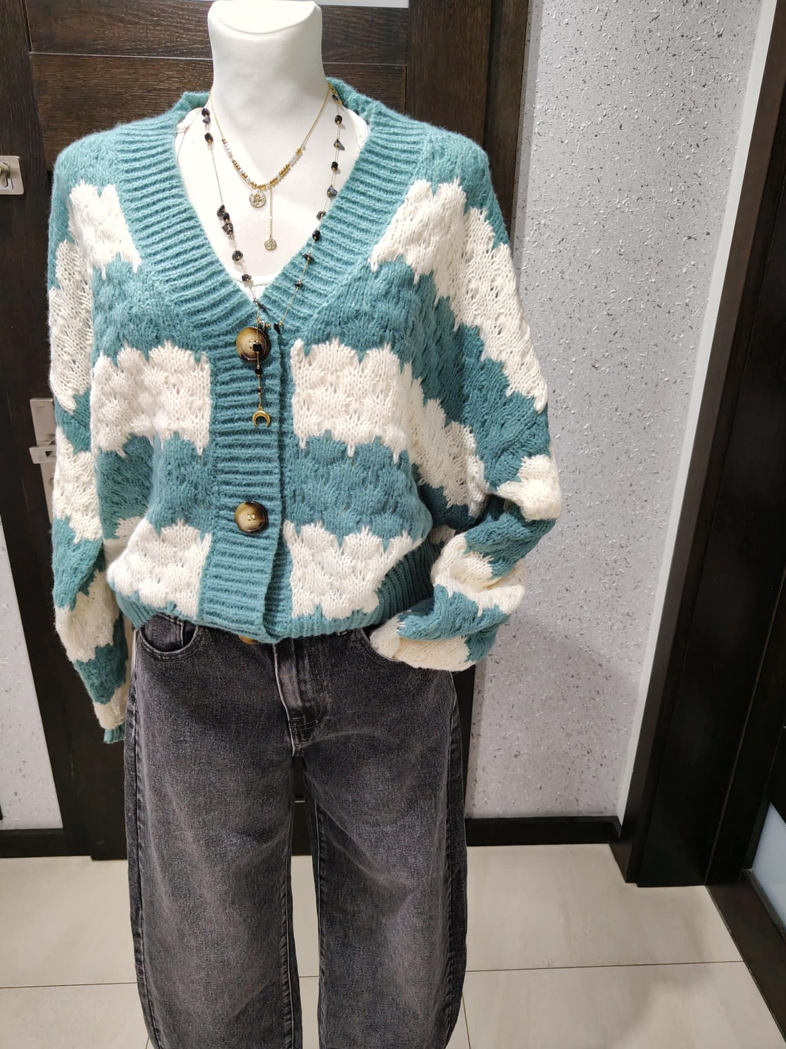 Mięsisty ażurowy sweter na guziki - Image 6