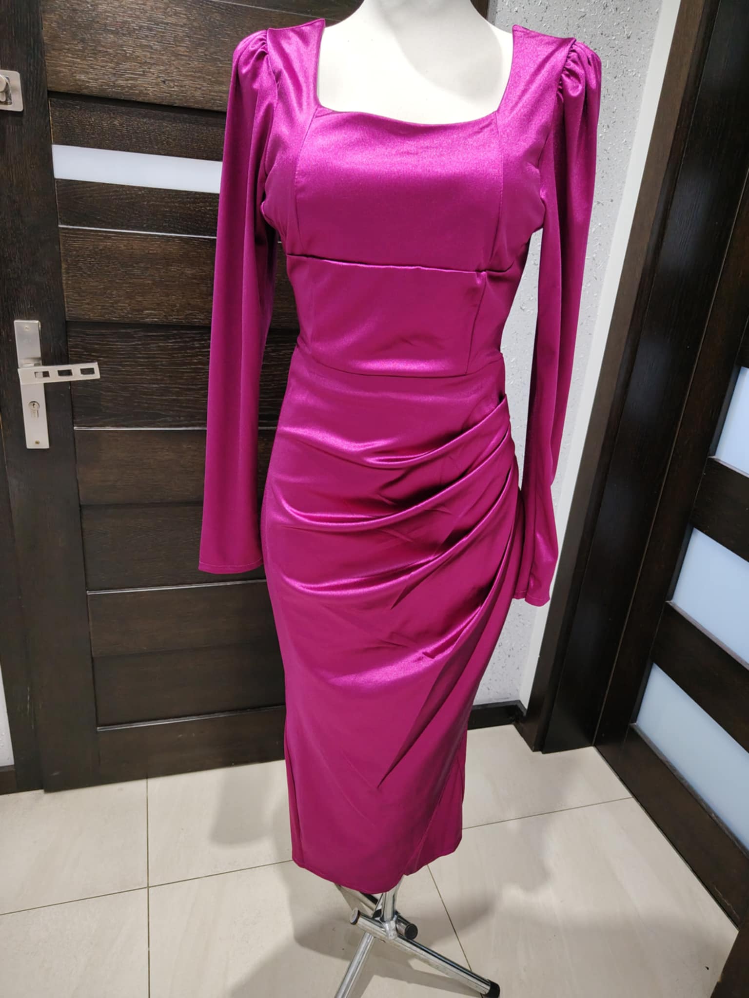 Elegancka satynowa sukienka z marszczeniem - Image 3