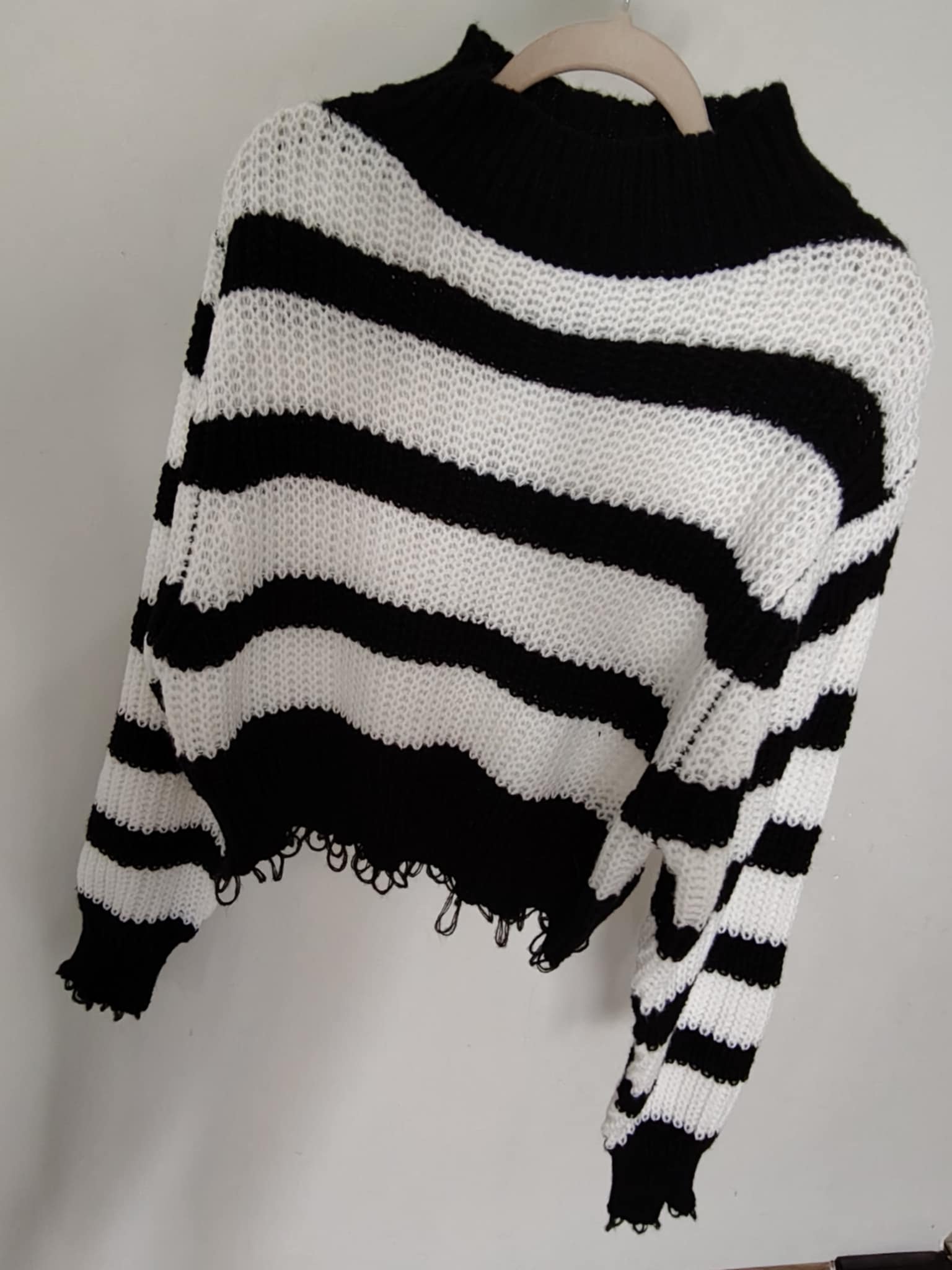 Ciepły sweterek w paski z postrzępionym dołem i rękawem - Image 5