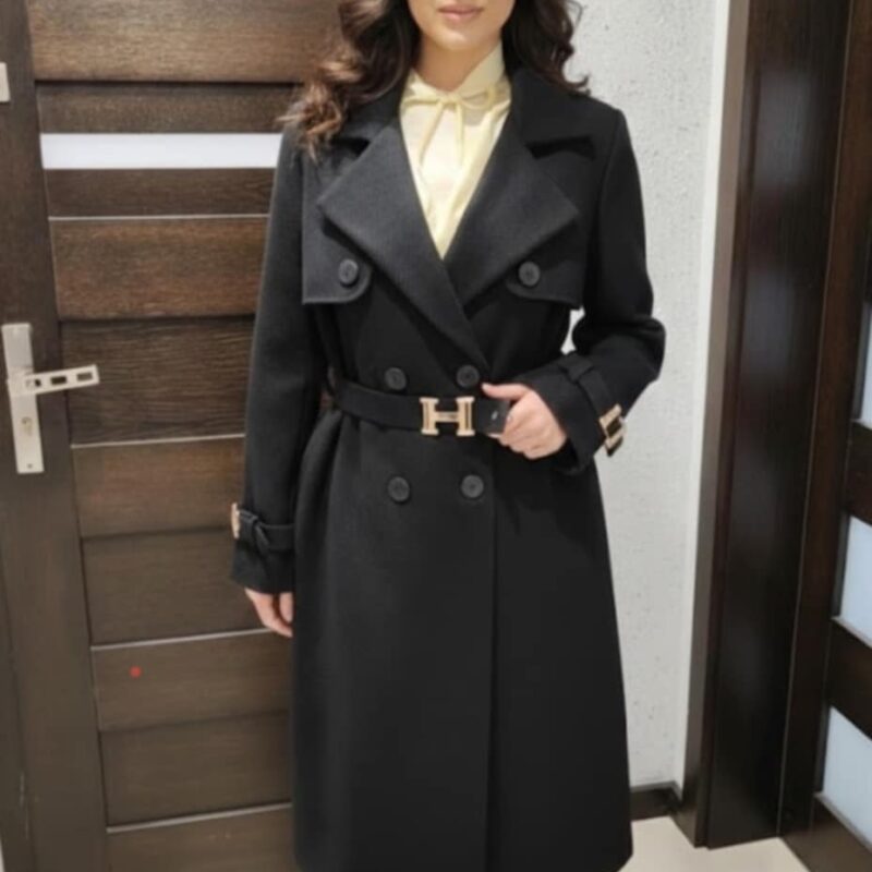 Elegancki dłuższy płaszcz_jodełka_ ozdobne klamry