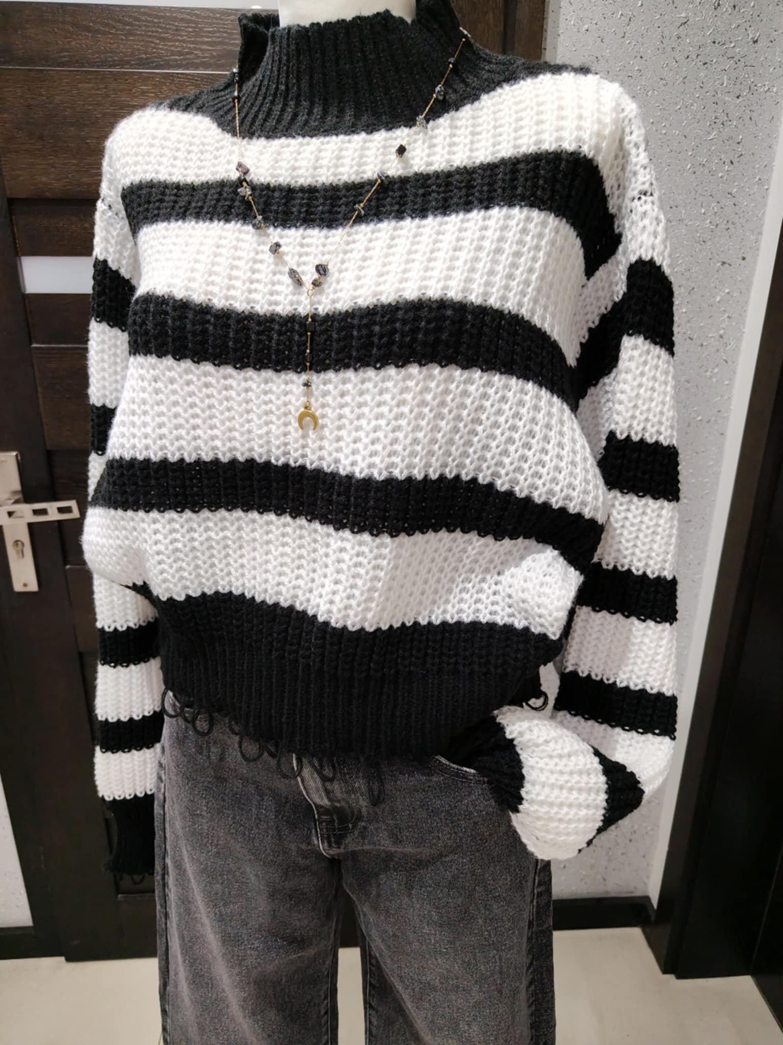 Ciepły sweterek w paski z postrzępionym dołem i rękawem - Image 3