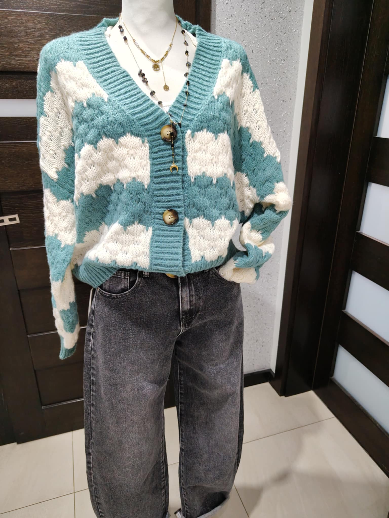 Mięsisty ażurowy sweter na guziki - Image 7