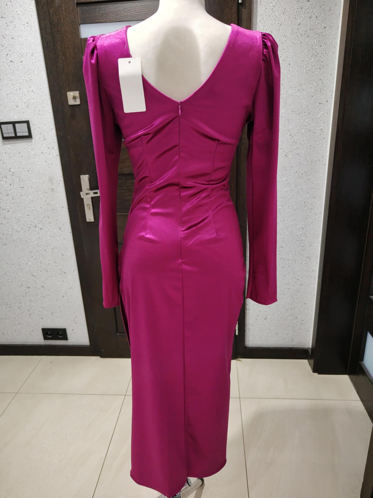 Elegancka satynowa sukienka z marszczeniem - Image 5