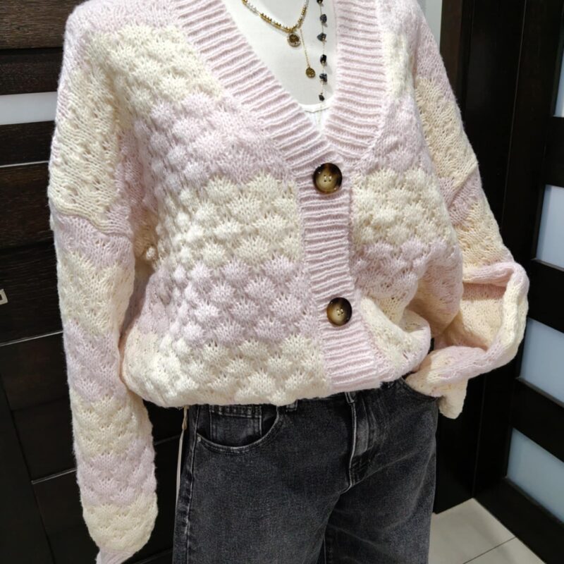 Mięsisty ażurowy sweter na guziki