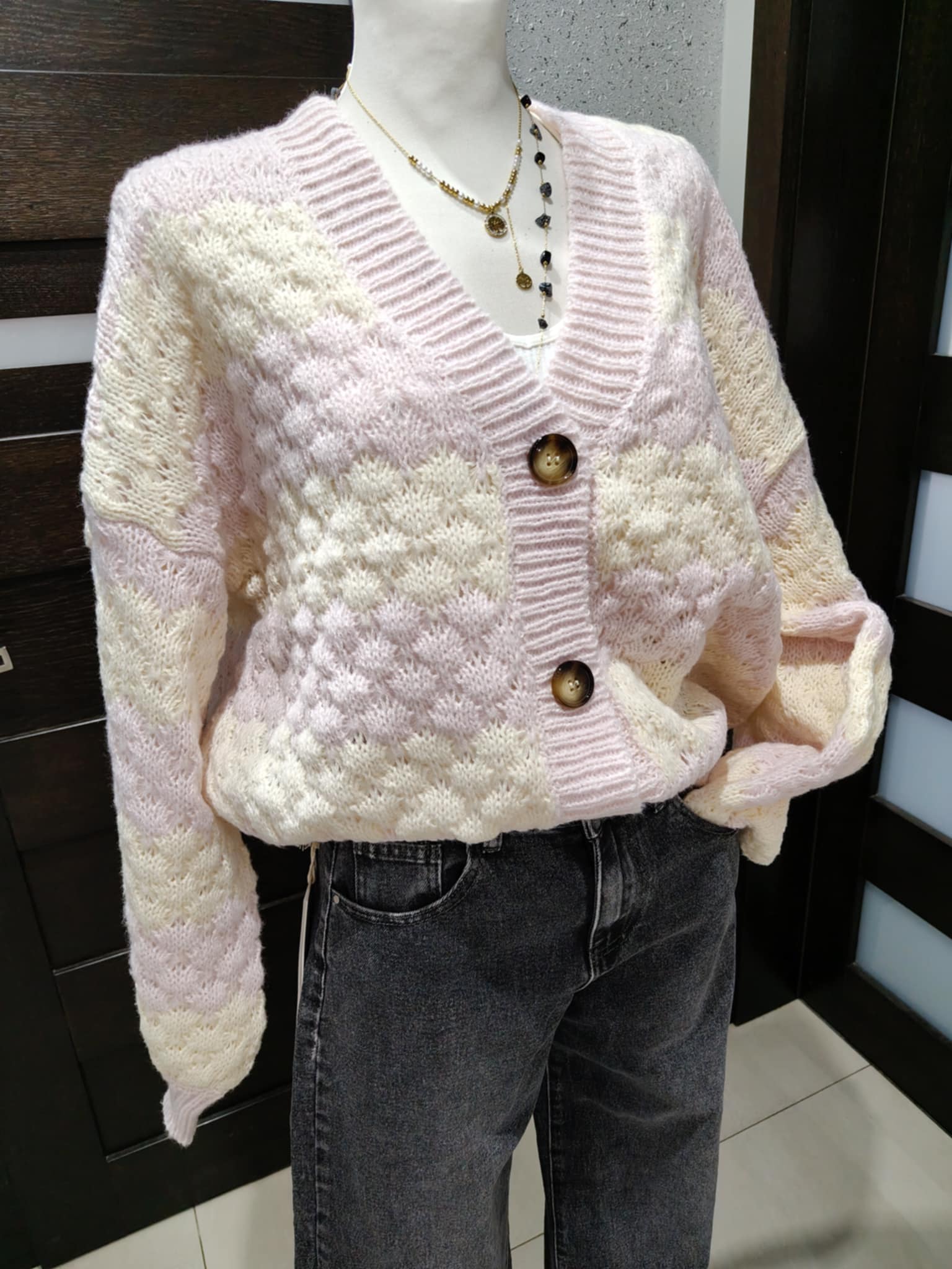 Mięsisty ażurowy sweter na guziki