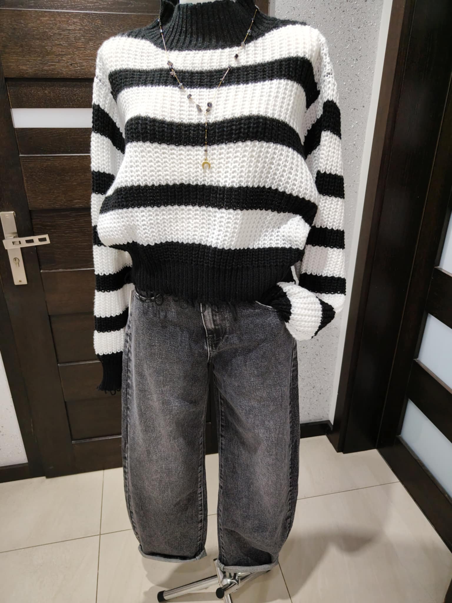 Ciepły sweterek w paski z postrzępionym dołem i rękawem - Image 6